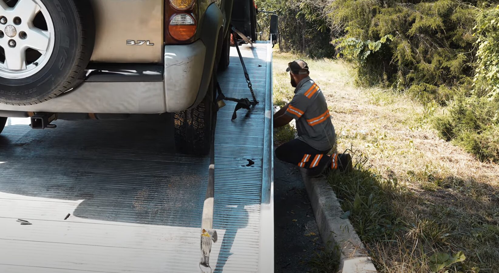24/7 Emergency Towing - Fast response when you need it most Emergency towing service in action