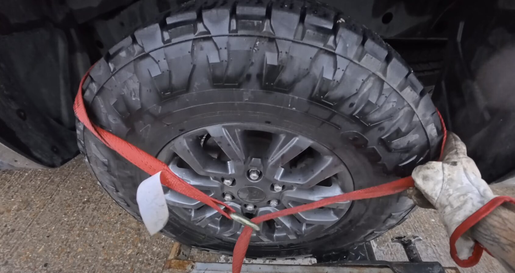 Expert roadside assistance - Professional tire and wheel service Professional tire change and vehicle recovery service